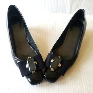 STUART WEITZMAN POLISHED BLACK LEATHER SLIP ON SHOES STONE DETAIL SIZE 6M